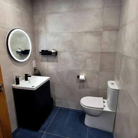 Modern Country Charm Apartment. Apartamento *